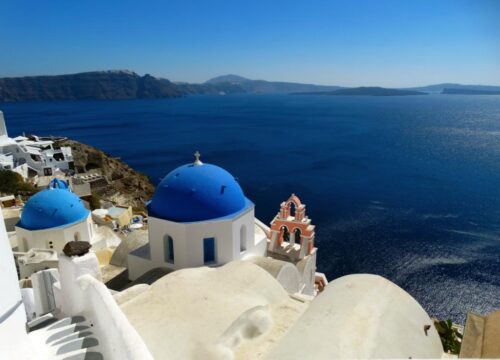 Blue-domed-churches-in-Oia-Santorini